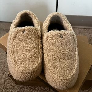 OluKai Nohea Heu Slippers
